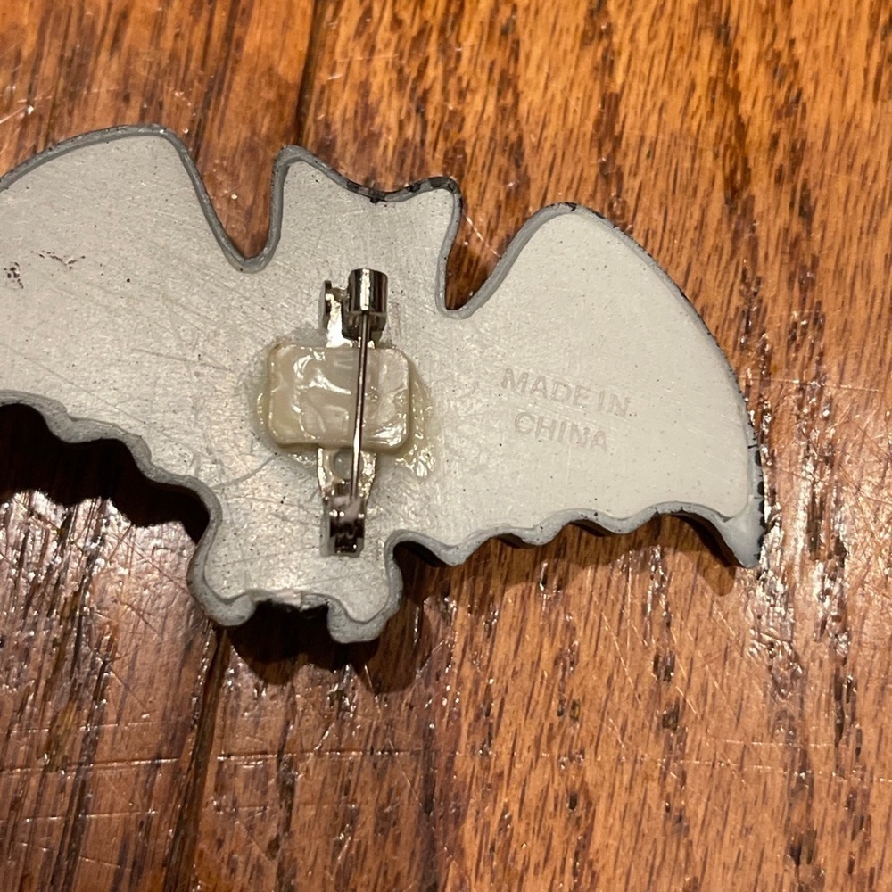 Halloween Pins,Vintage - Black Bat With Purple - Picture 7 of 8